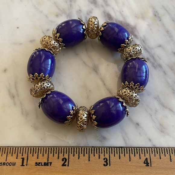 Chunky purple beads & silver tone elasticized bracelet - Picture 5 of 5